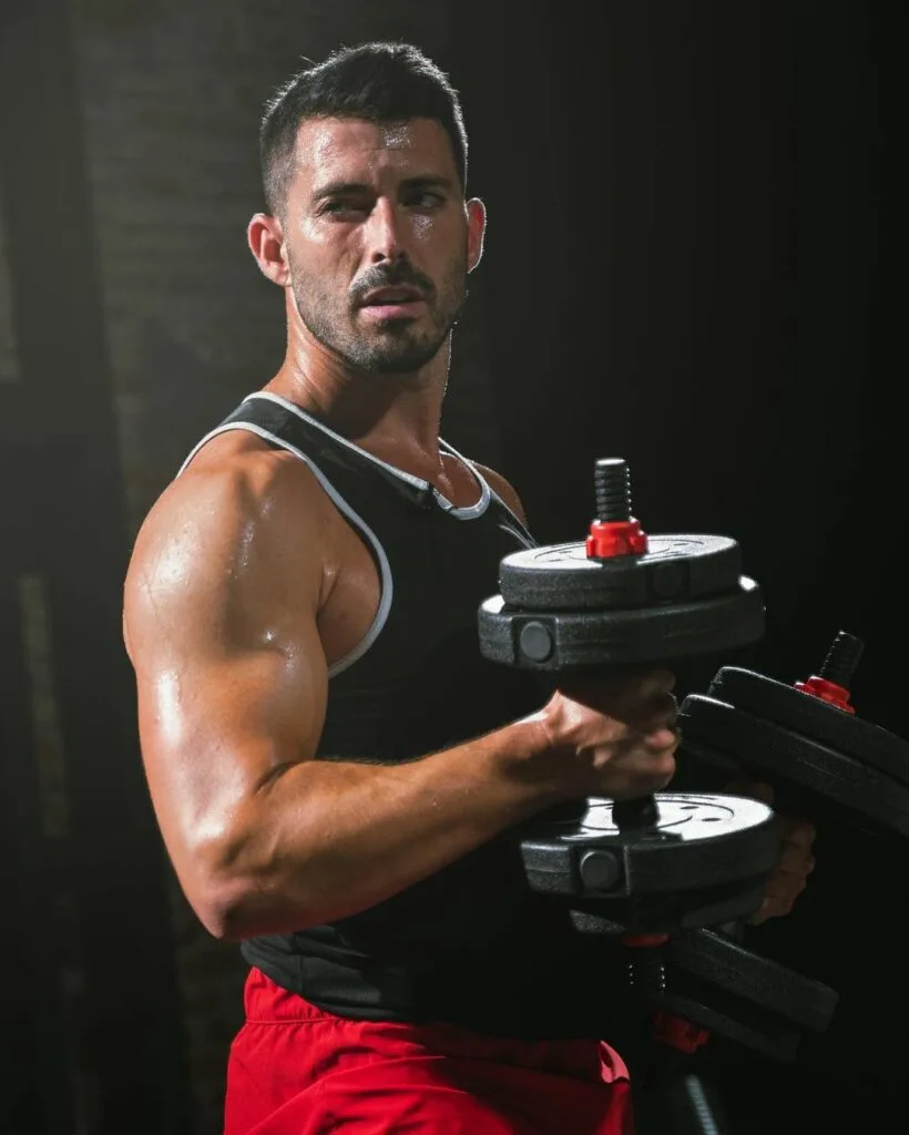 Foto del entrenador Carlos Pérez, experto en Carlos es un entrenador certificado con más de 10 años de experiencia en entrenamiento funcional y musculación. Su enfoque está en la mejora continua y en lograr objetivos personalizados.