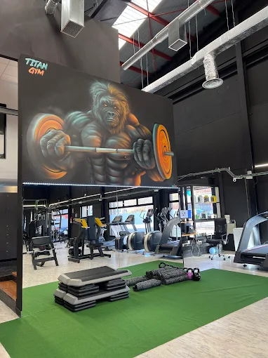 Imagen del gimnasio TITANGYM Interior del gimnasio TITANGYM, mostrando el espacio de entrenamiento